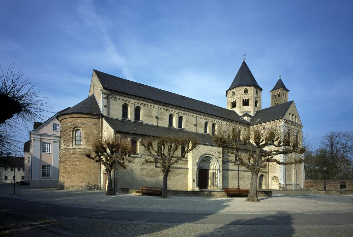 Klosterkirche Knechtsteden, Ansicht von Südwesten mit Blick auf die Westapsis