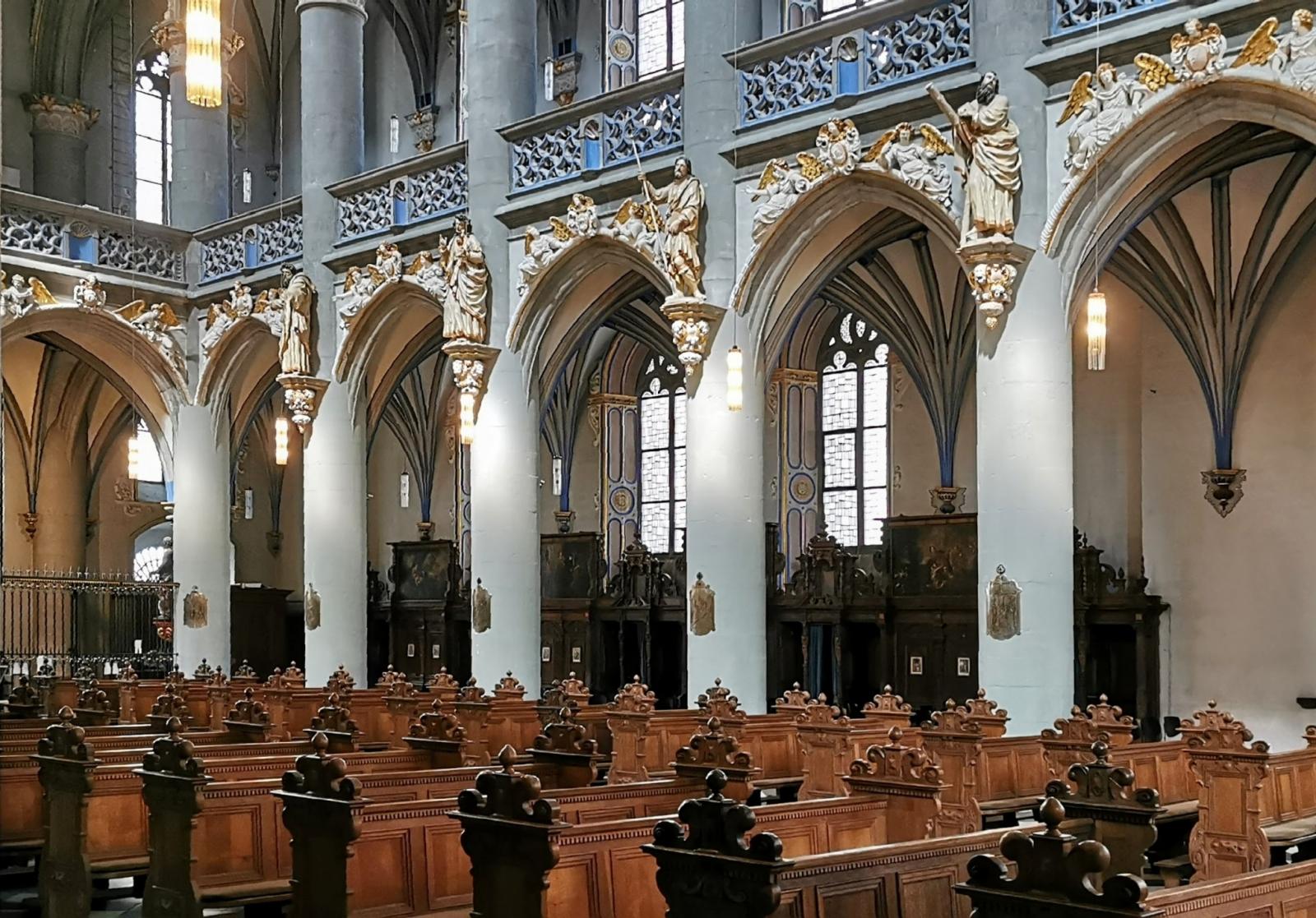 Arkaden zu den Seitenschiffen mit Emporen