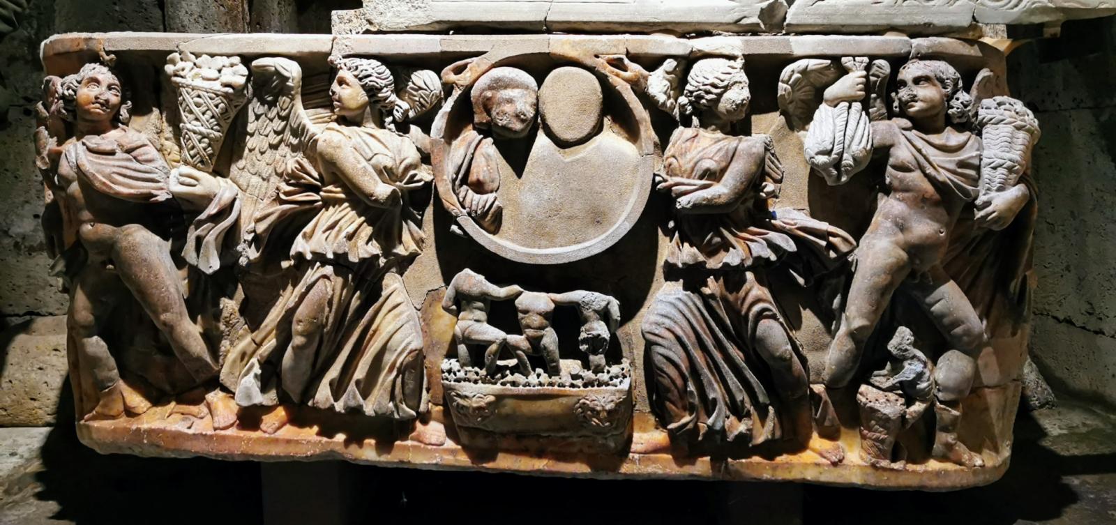 Jahreszeitensarkophag in der Römischen Grabkammer