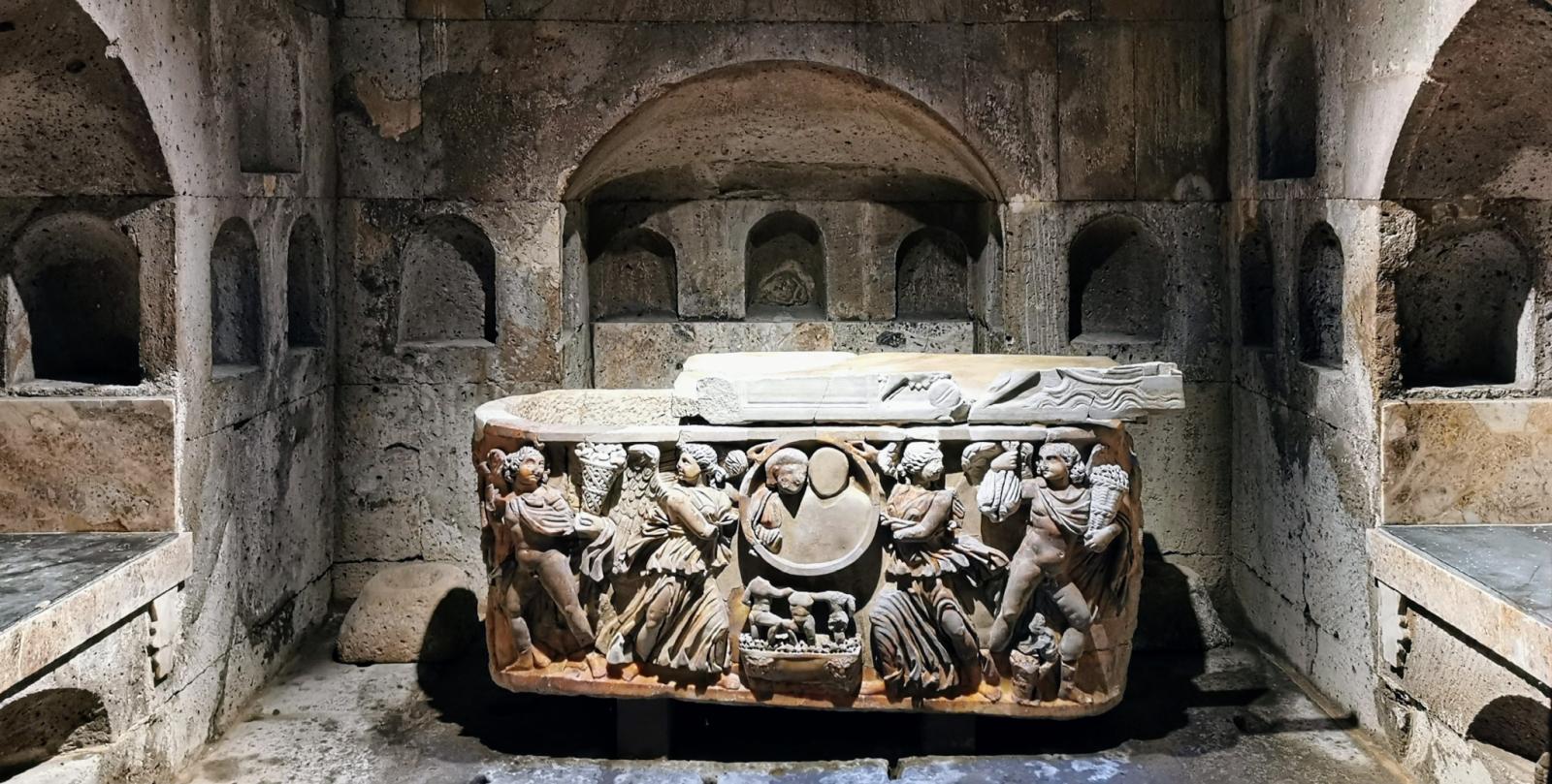 Blick in die Römische Grabkammer in Weiden