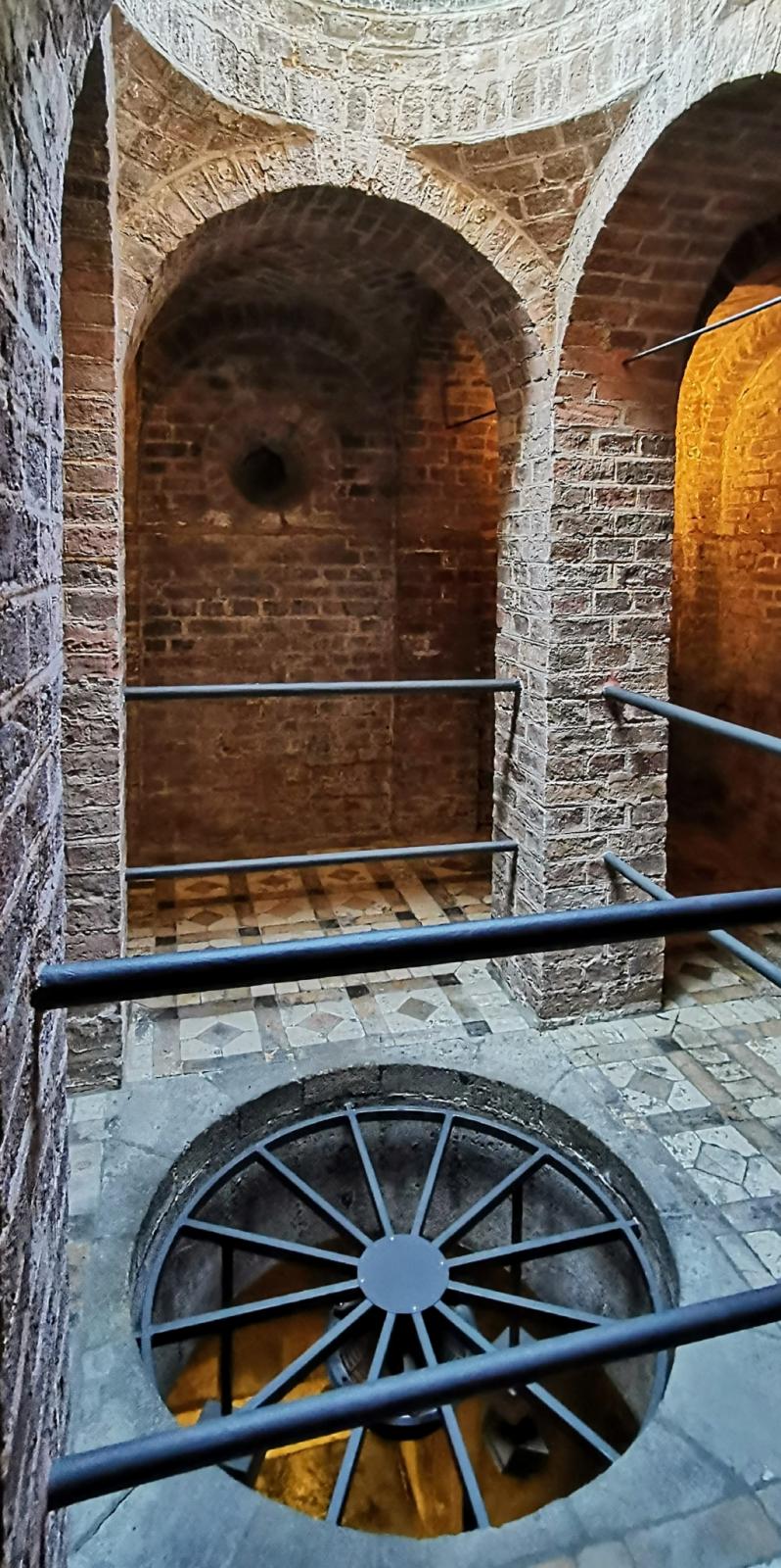 Innenansicht Schutzbau mit Lichtschacht zur Grabkammer