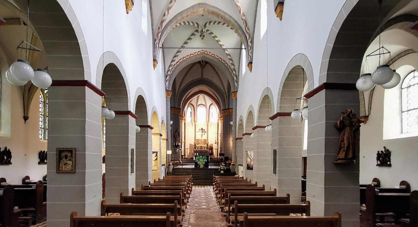 Innenansicht Kirchenraum mit Blick nach Osten Richtung Chor