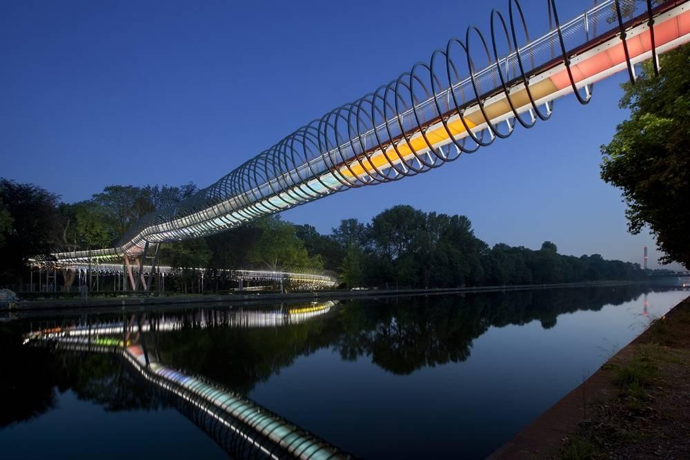 Slinky Springs to Fame - Rehberger Brücke abends
