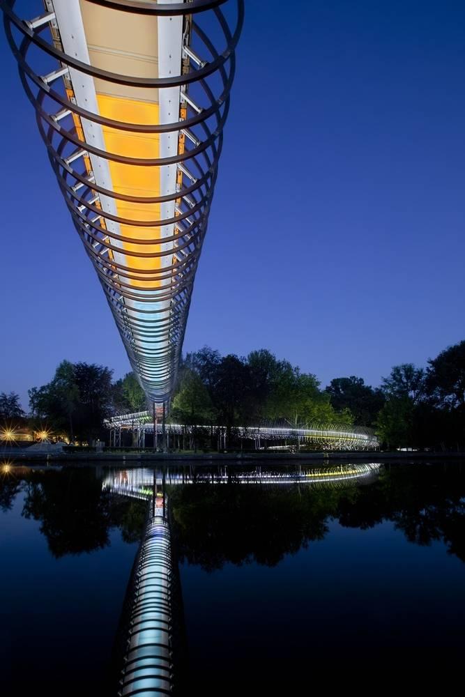 Untersicht der Brücke erleuchtet bei Nacht