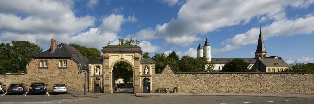 Panoramaansicht mit Klostermauer von Süden
