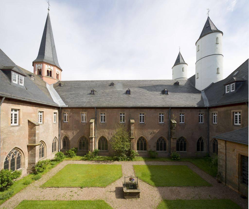 Kreuzgang, Blick auf die Klosterkirche