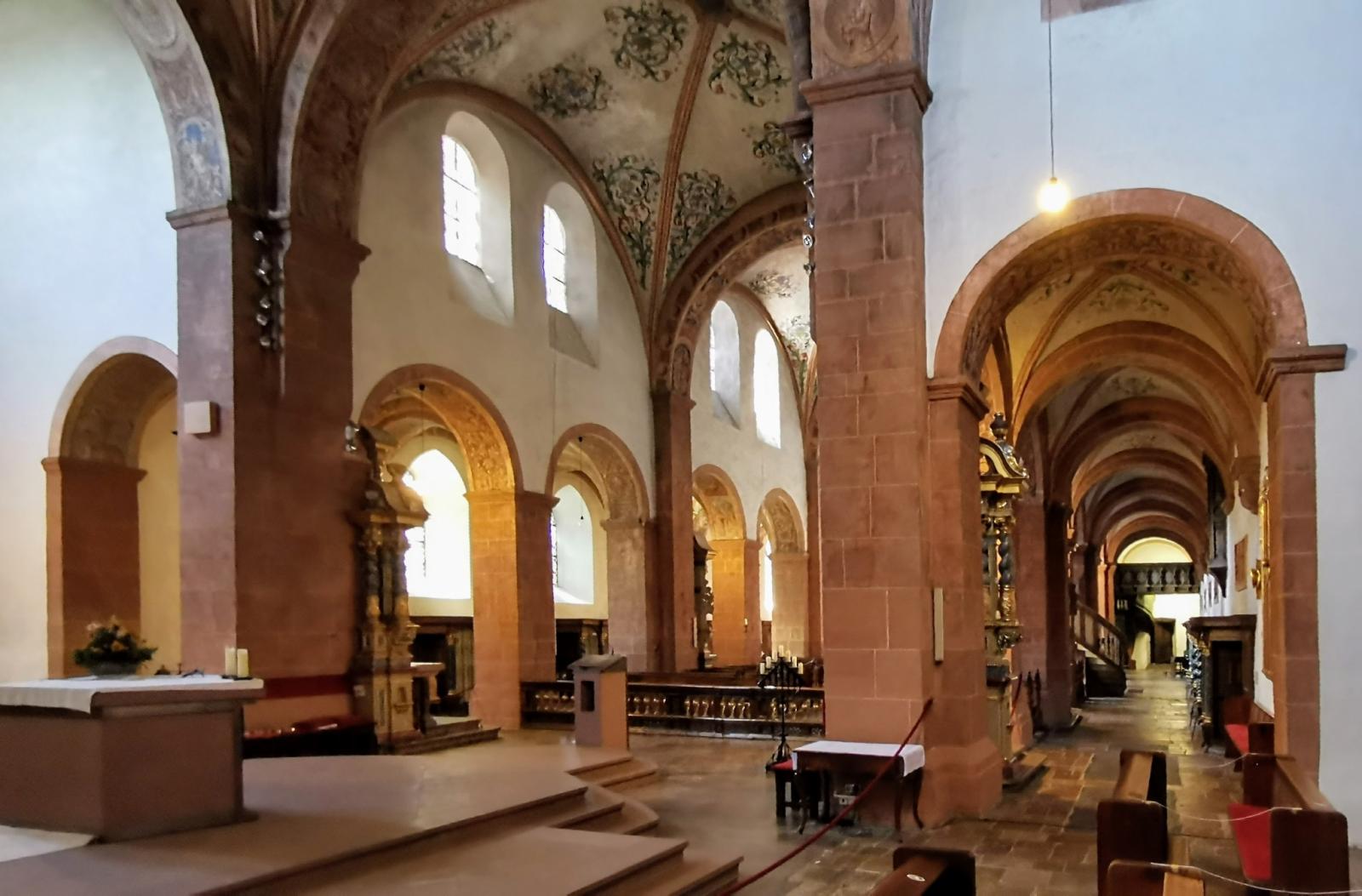 Blick in den Innenraum der Abteikirche