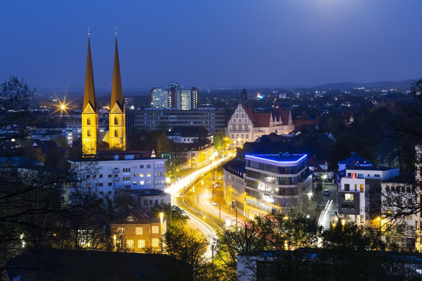 Türme der Neustädter Marienkirche bei Nacht