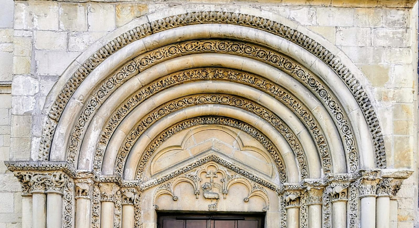 Rundbogen am Hauptportal von St. Johann