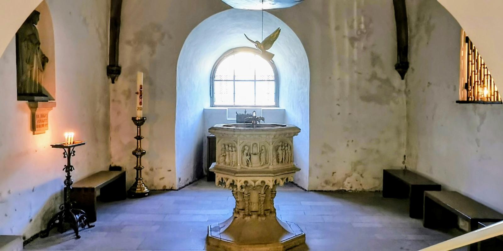 Blick in die Turmkapelle mit Taufstein