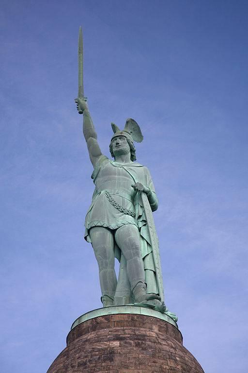 Statue des Hermann mit erhobenem Schwert