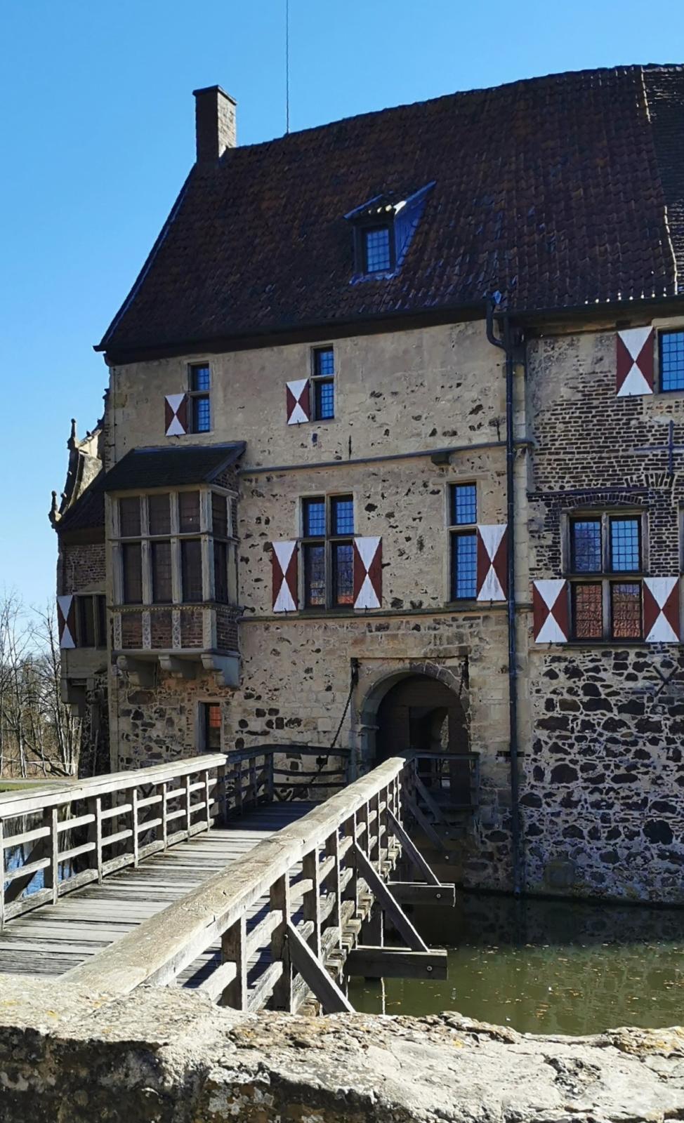 Blick von der Vorburg über die Brücke zur Hauptburg