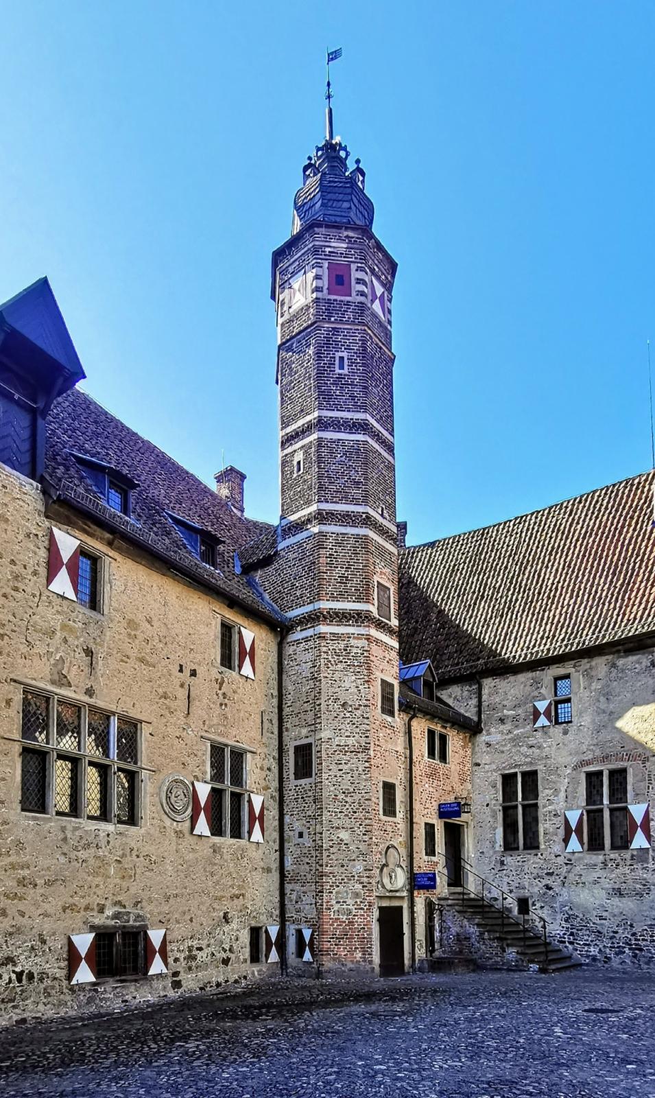 Innenhof mit eingestelltem Turm