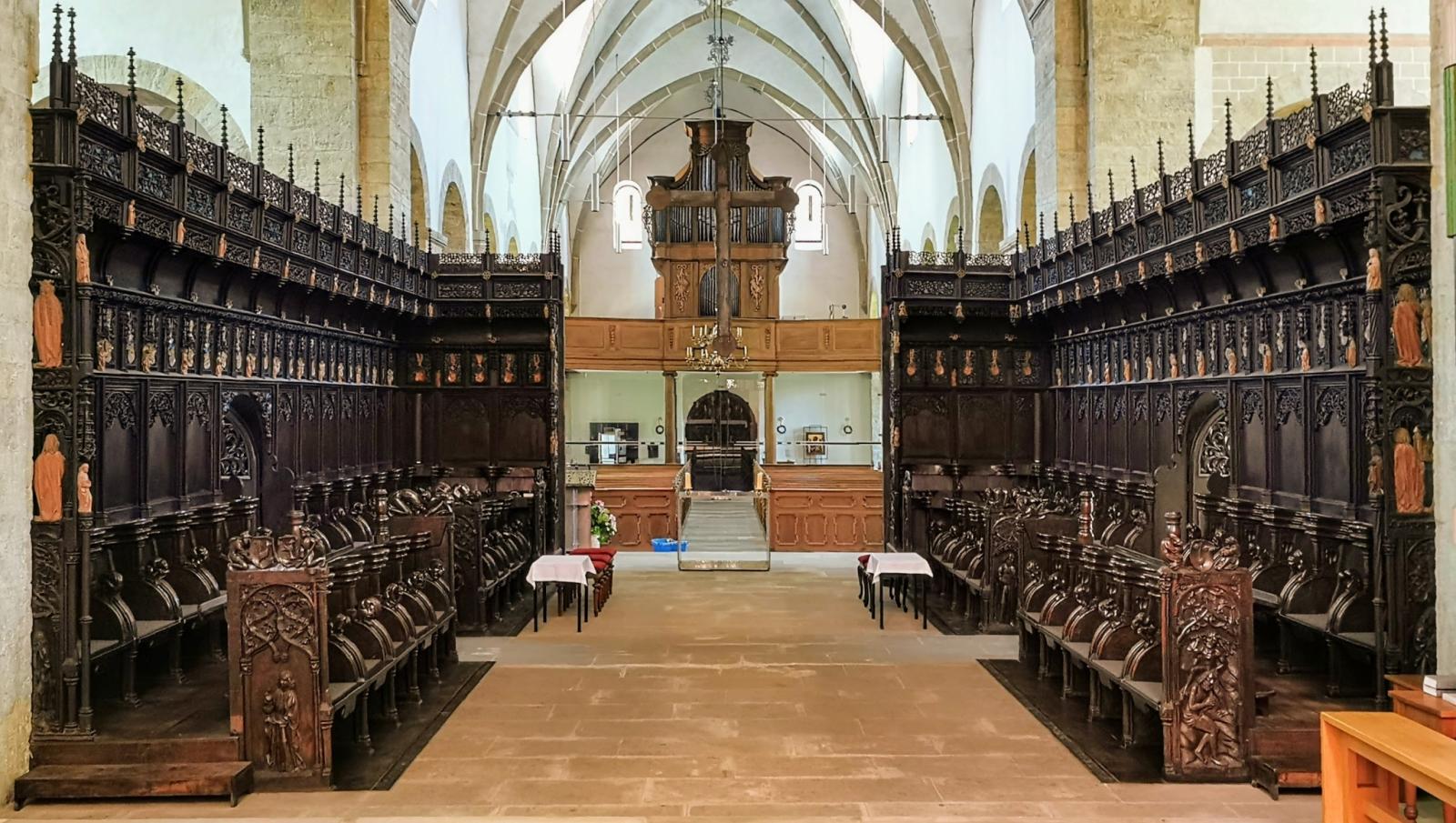 Blickk vm Chorgestühl Richtung Orgel