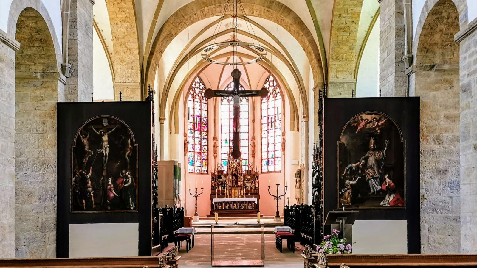 Innenansicht mit Blick in den Chor