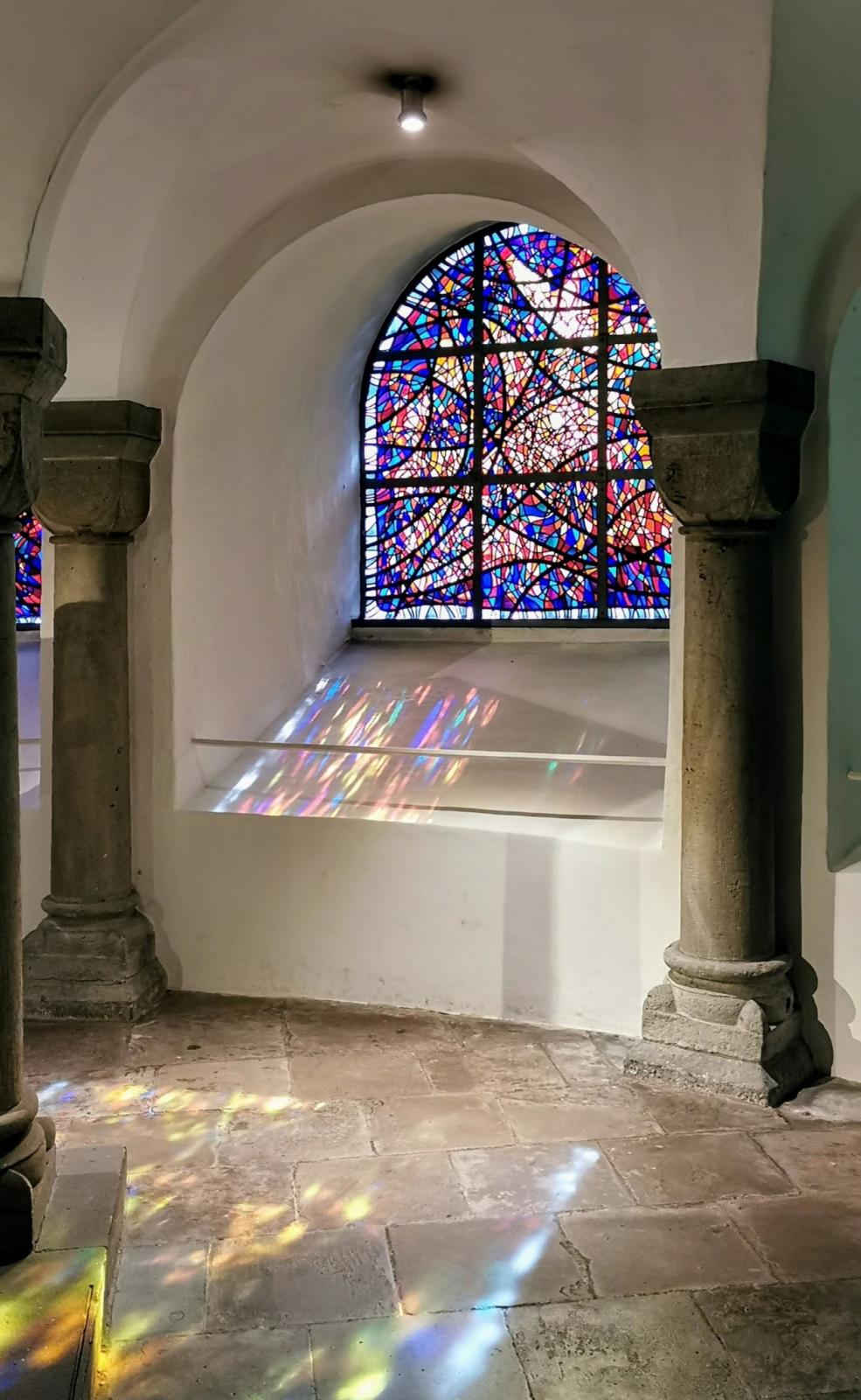 Buntes Glasfenster in der Krypta