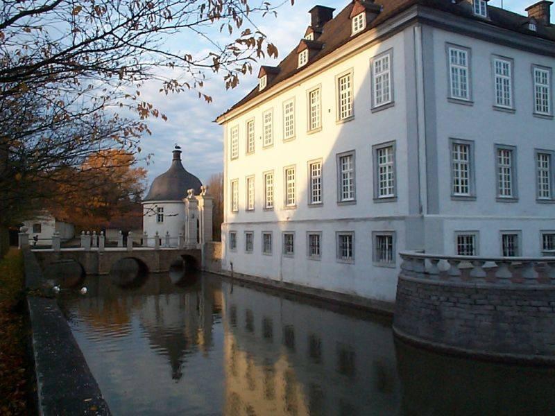 Herrenhaus mit Schlossgraben und Brücke