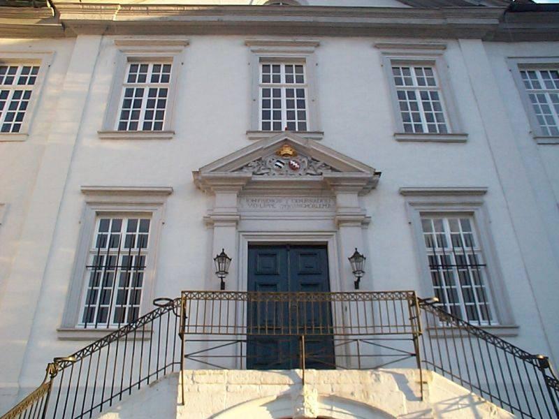 Hauptportal mit Freitreppe