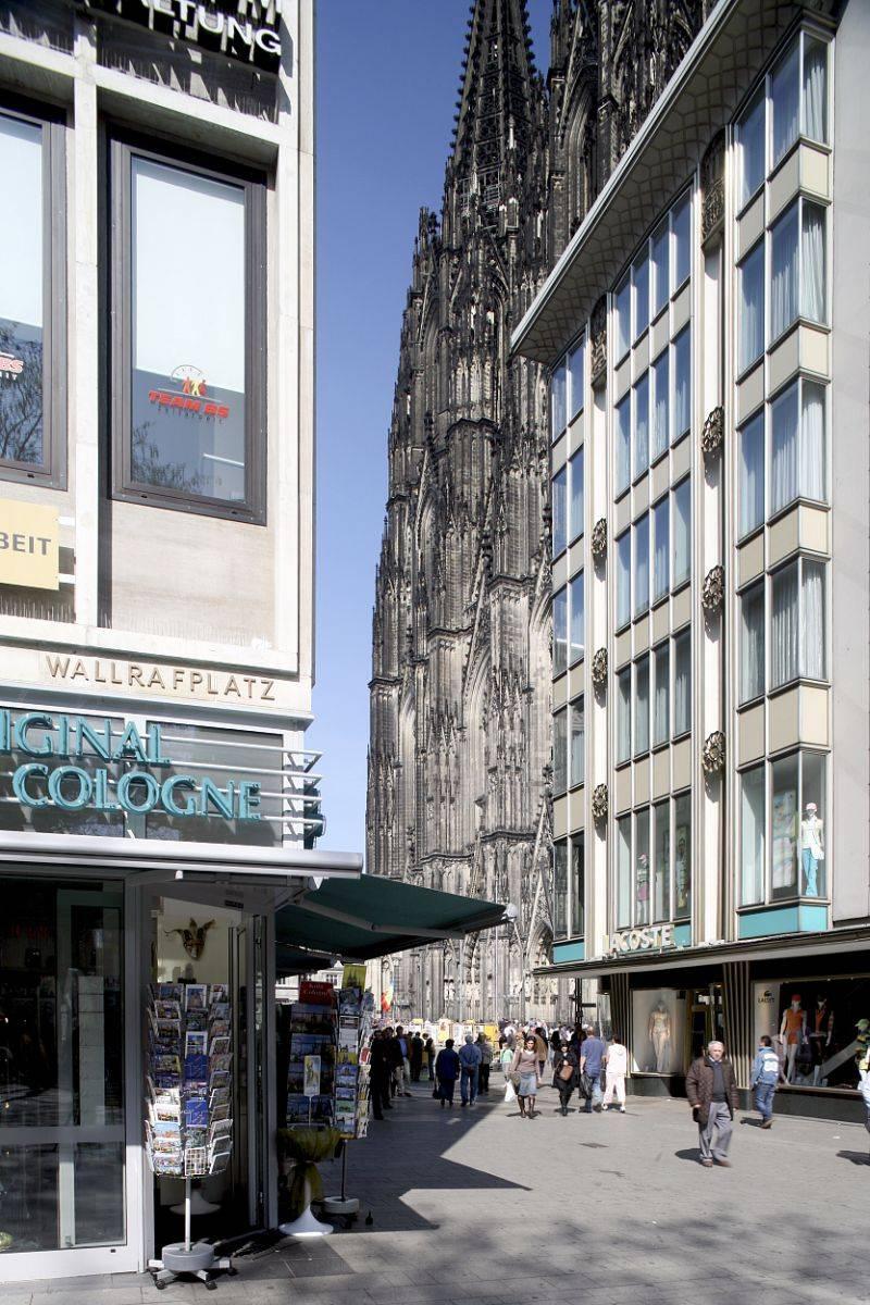 Blick auf Blau-Gold-Haus und Dom