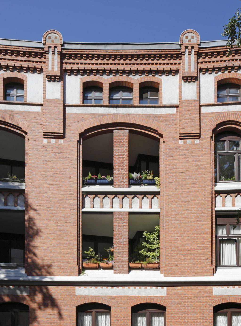 Fassadendetail mit Fensteraufteilung