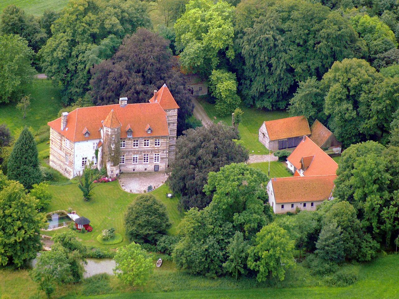 Luftaufnahme mit Vorburg