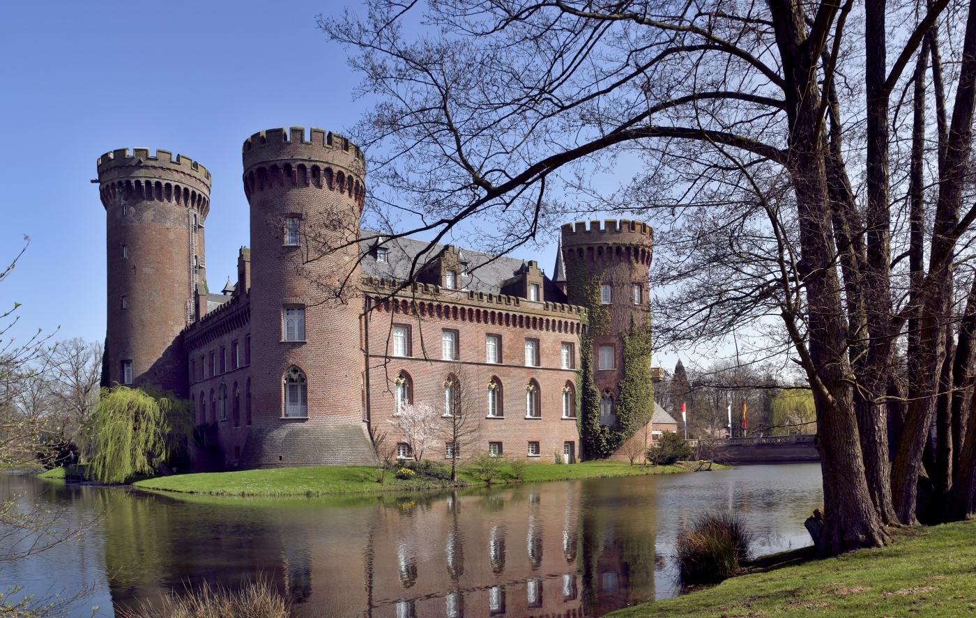 Blick über den Wassergraben auf das Schloss