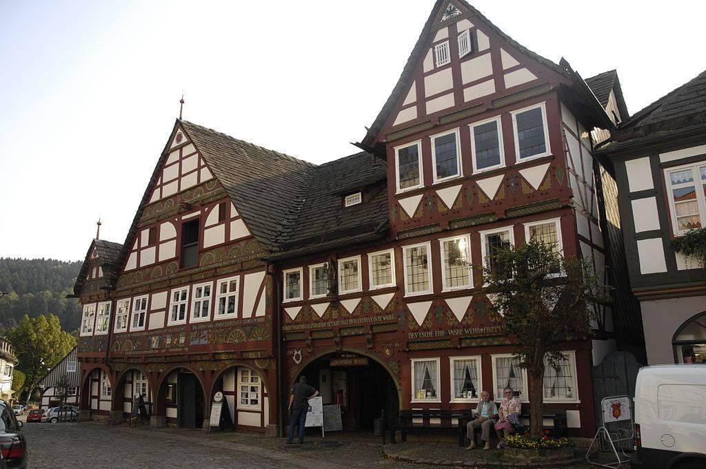 Gesamtansicht Rathaus vom Markt aus