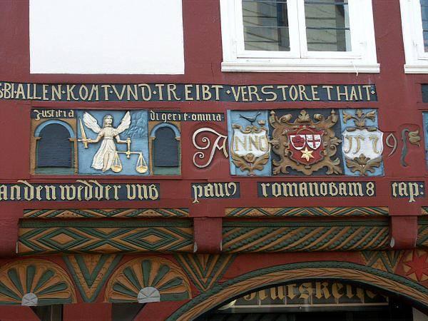 Justitia und Wappen Schnitzereien an der Fassade