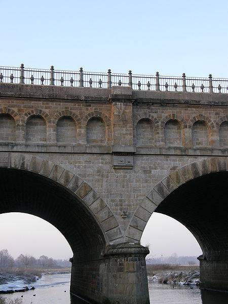 Detail Brücke mit Rundbogenblenden