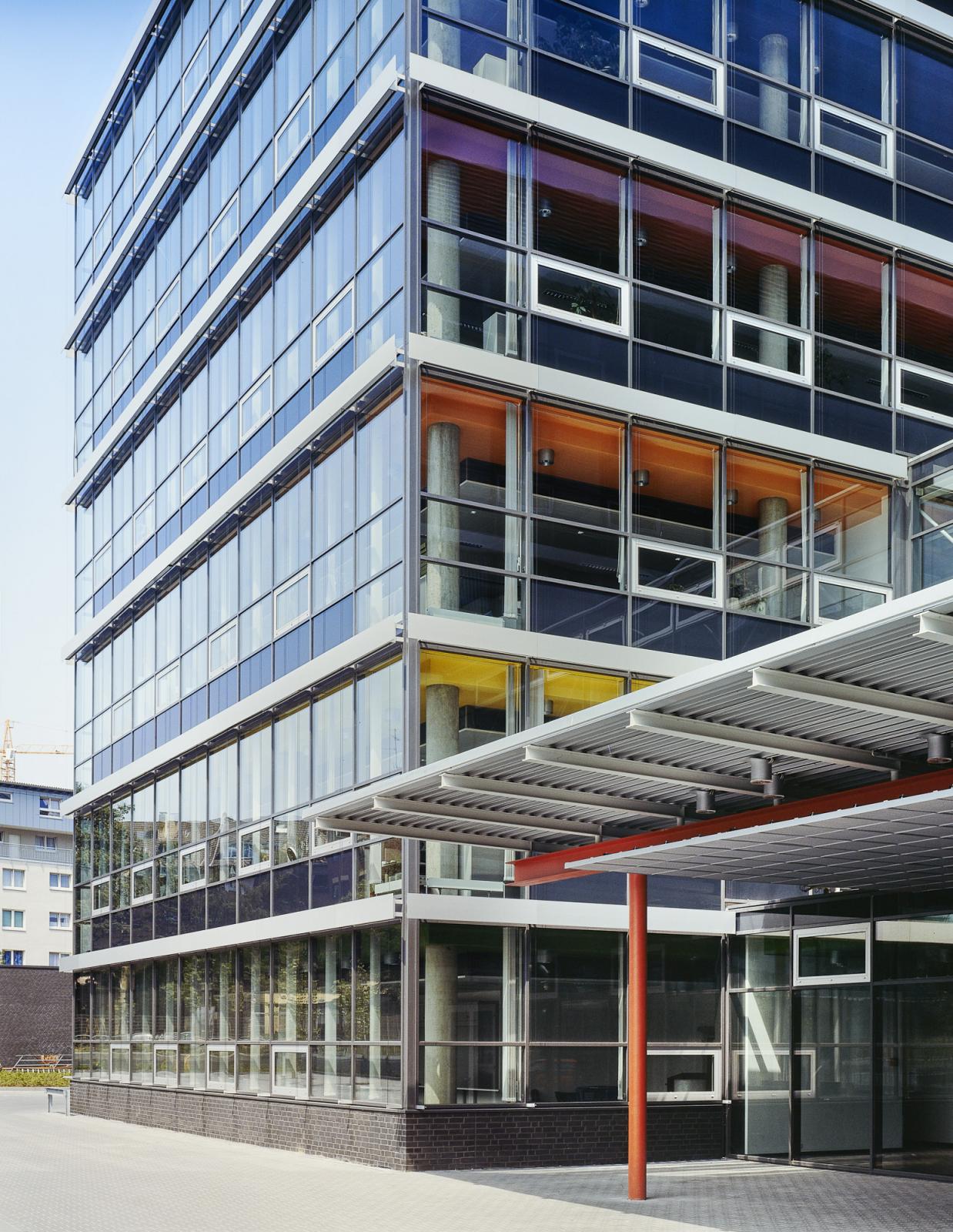 Bürobau mit farbigen Geschossdecken