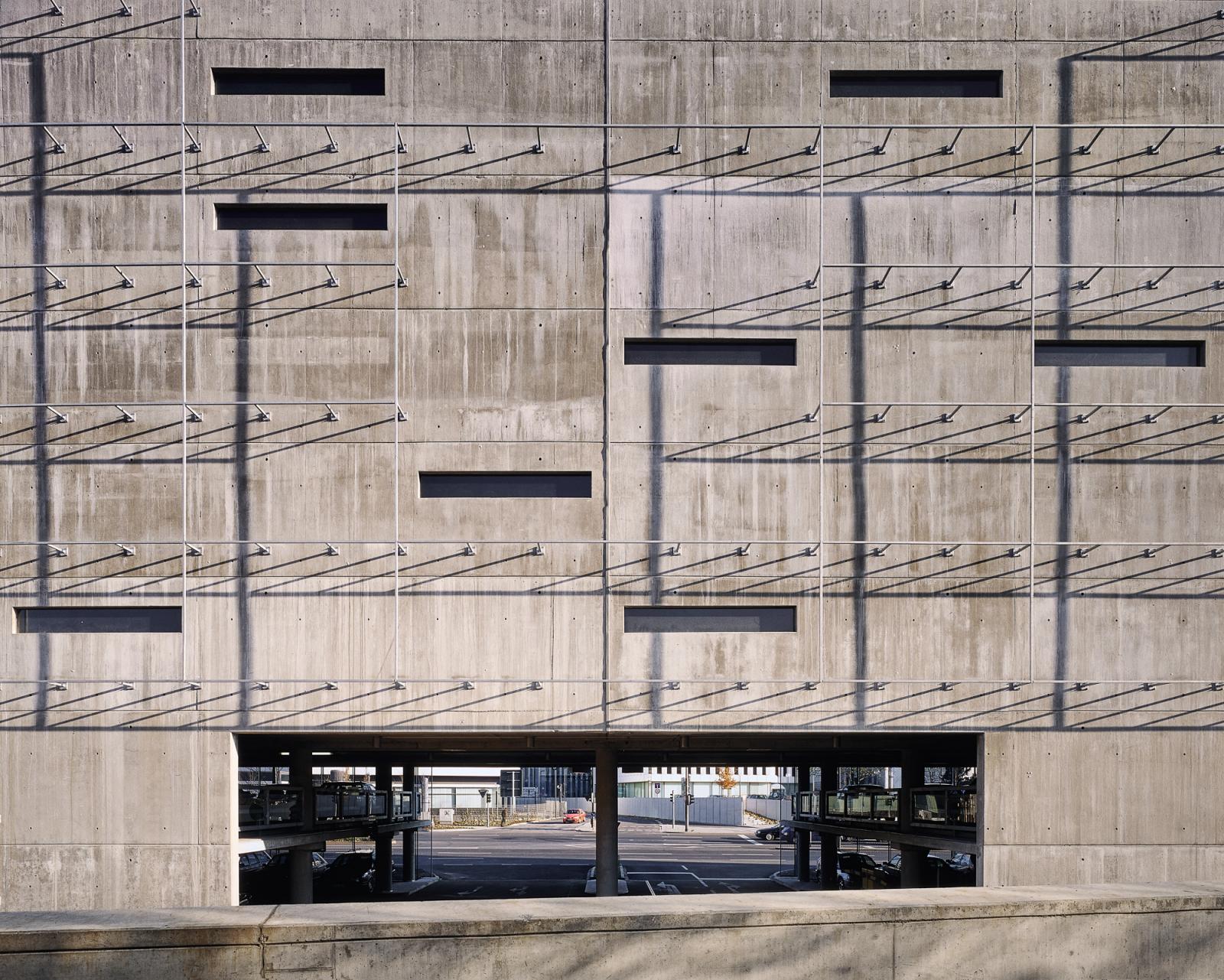 Sichtbetonfassade Parkhaus mit Fensterschlitzen