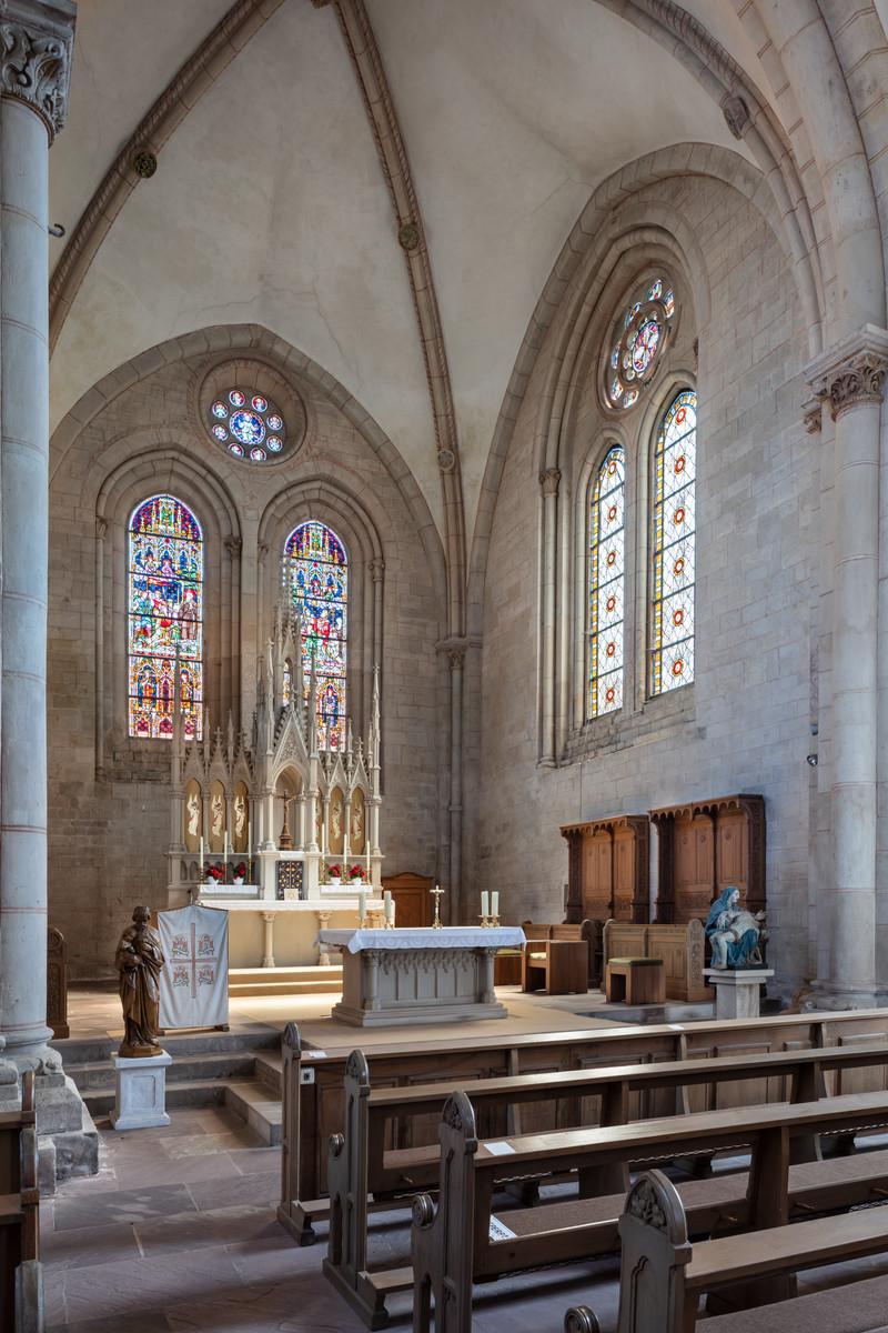 Blick zum Altarbereich im Chor