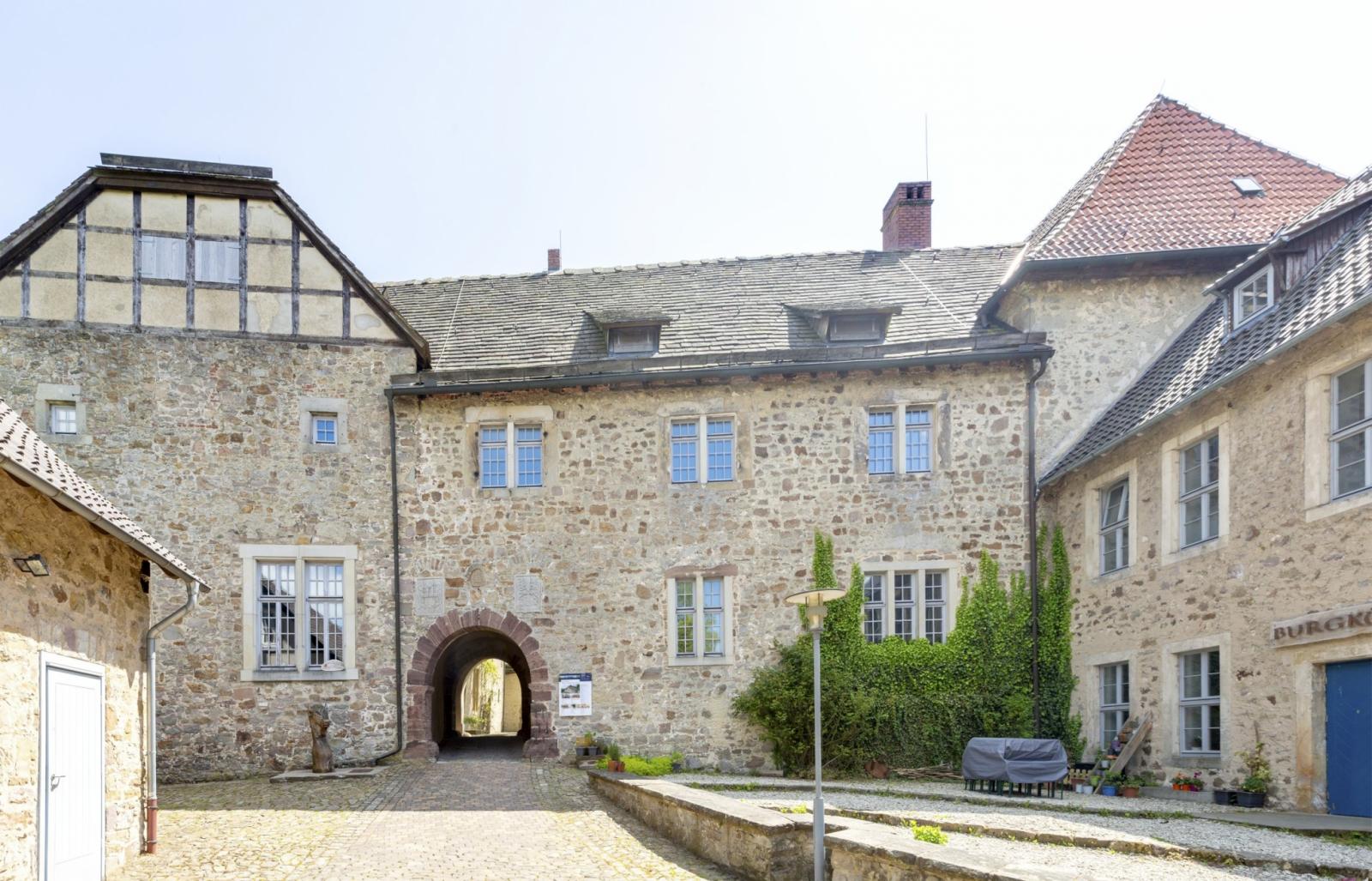 Innenhof der Unterburg, Tor zur Oberburg