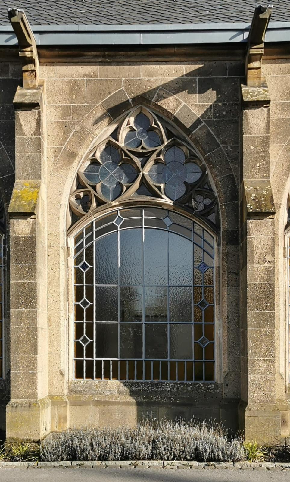 Maßwerkfenster in der Fassade