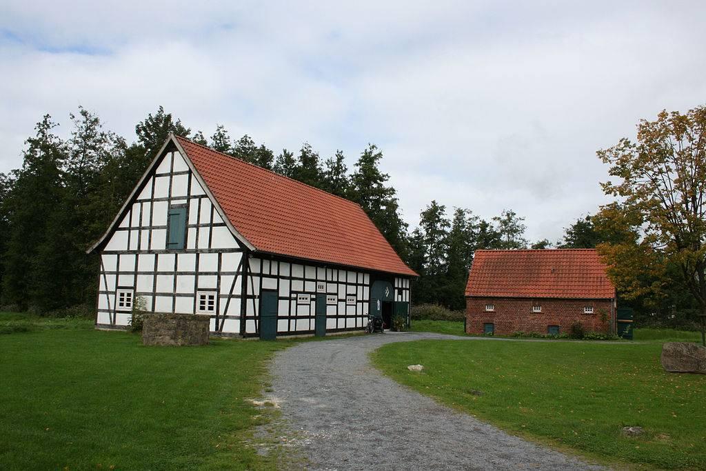 Scheune und Backsteingebäude