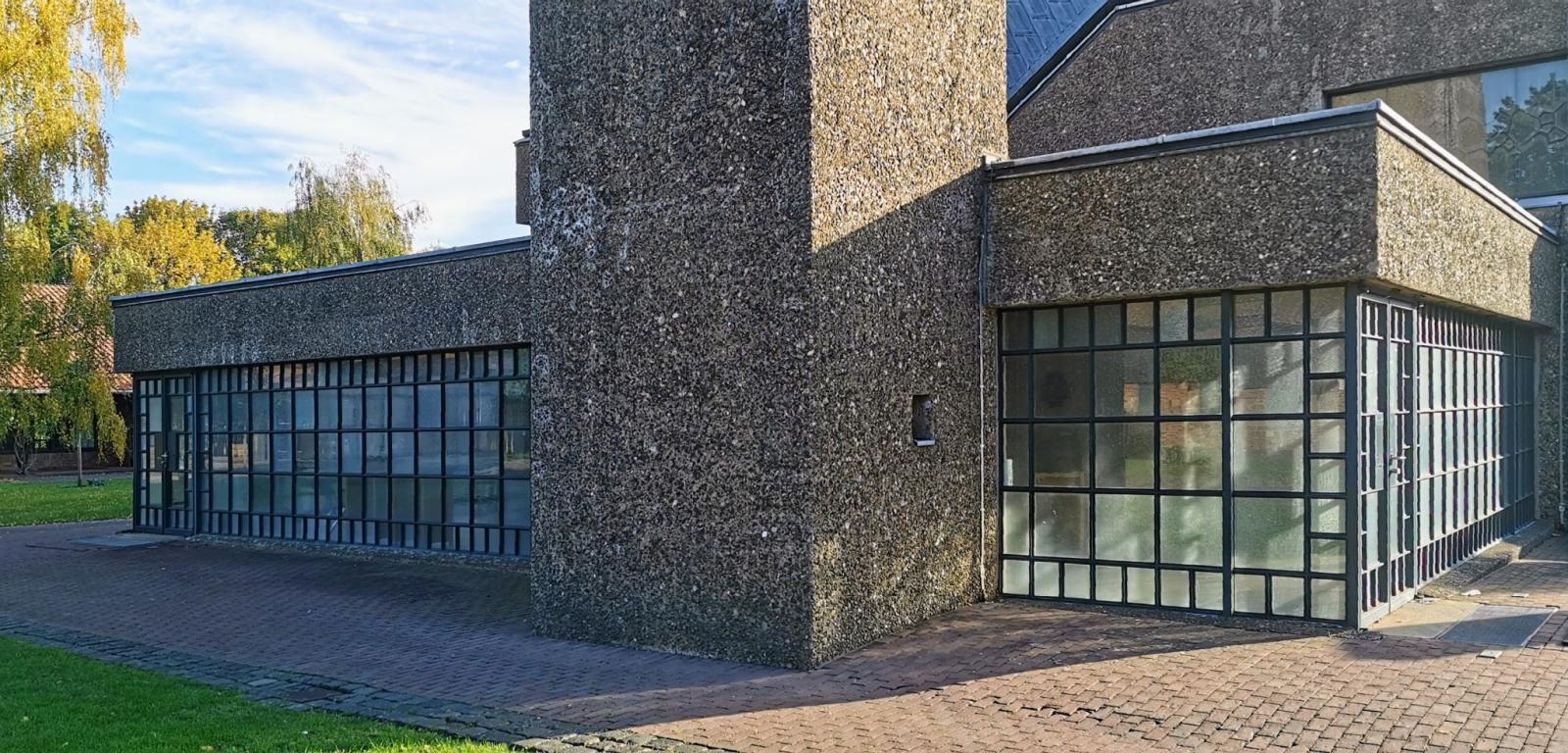 verglaste Vorhalle mit Glockenturm