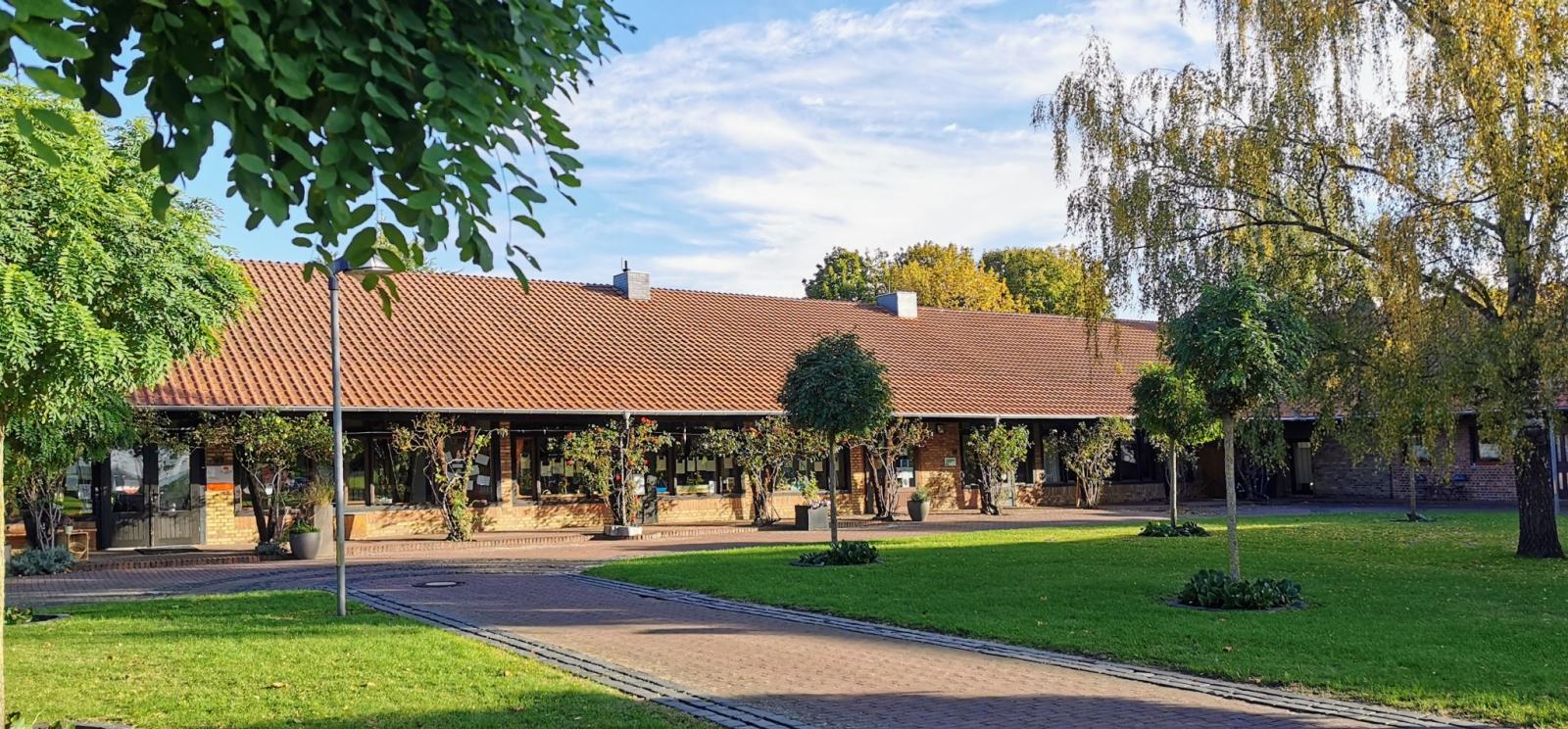 offener Hof mit Nebengebäuden