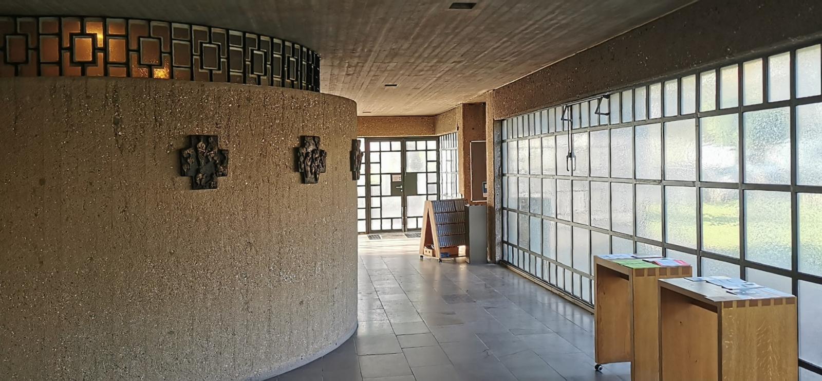 in der verglasten Vorhalle