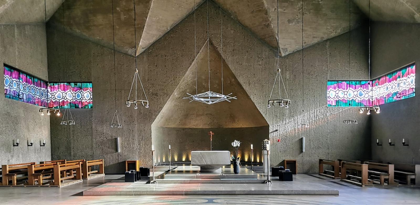 Kircheninnenraum mit Blick in Richtung Altar