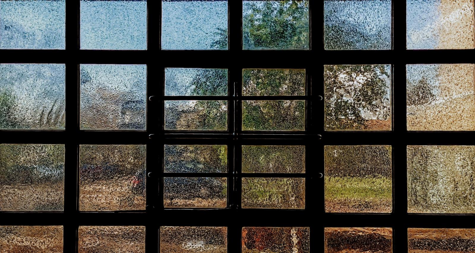 Blick durch die Scheiben in der Vorhalle