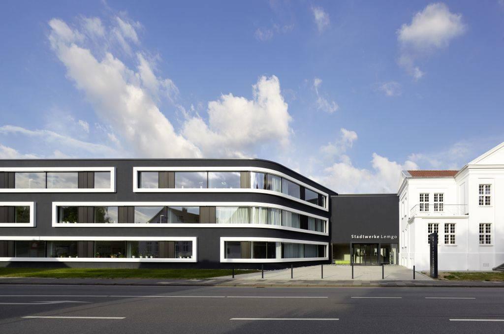 Alt- und Neubau mit neuem Eingengsbereich