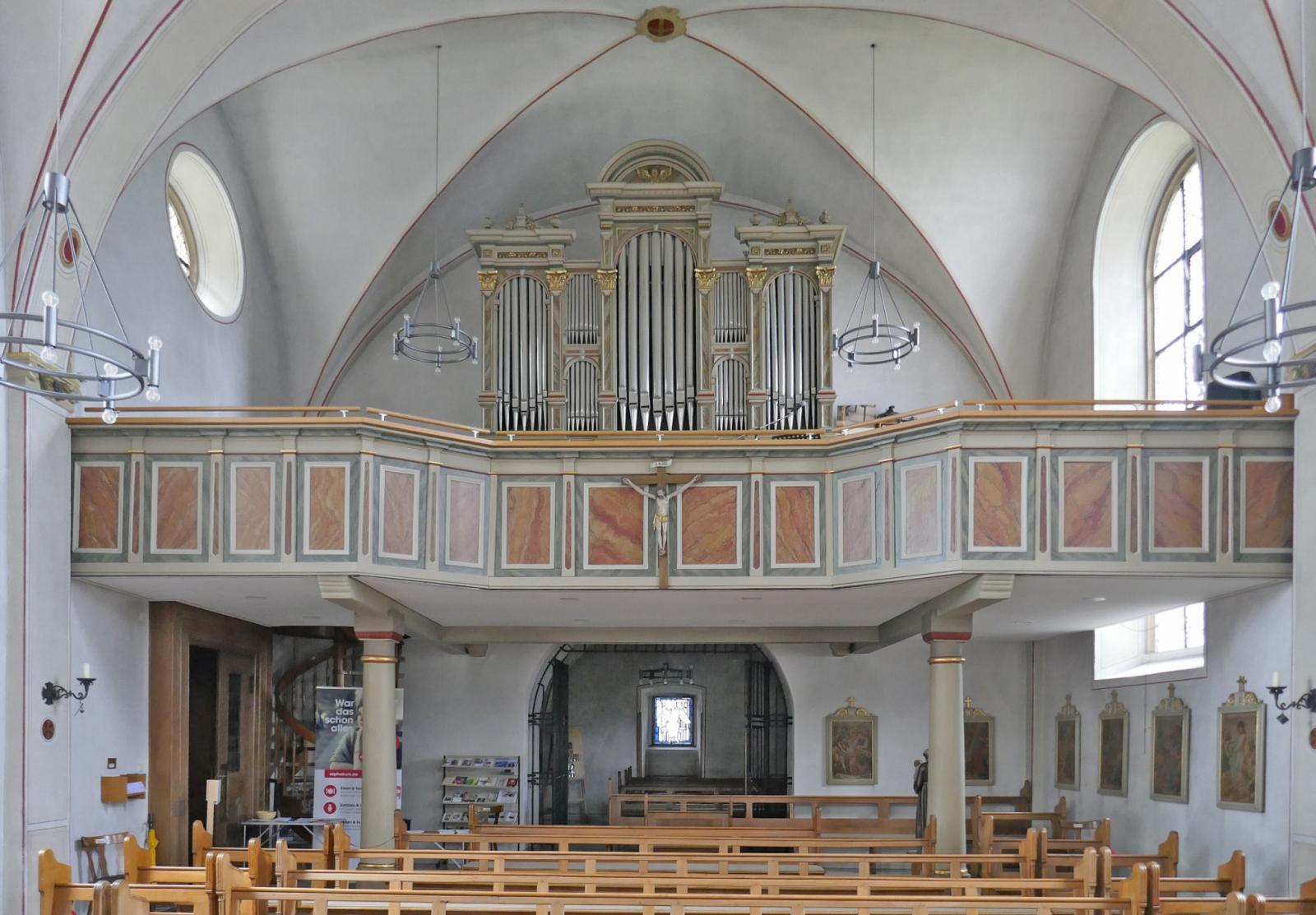 Kircheninnenraum, Blick zur Orgel nach Westen