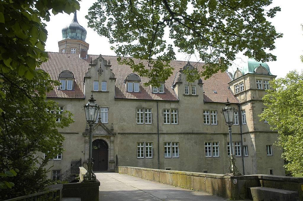 Hauptseite mit Portal und Brücke