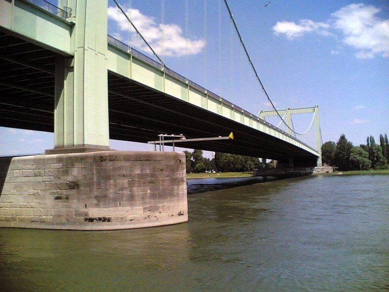 Seitliche Aufsicht Rodenkirchener Brücke