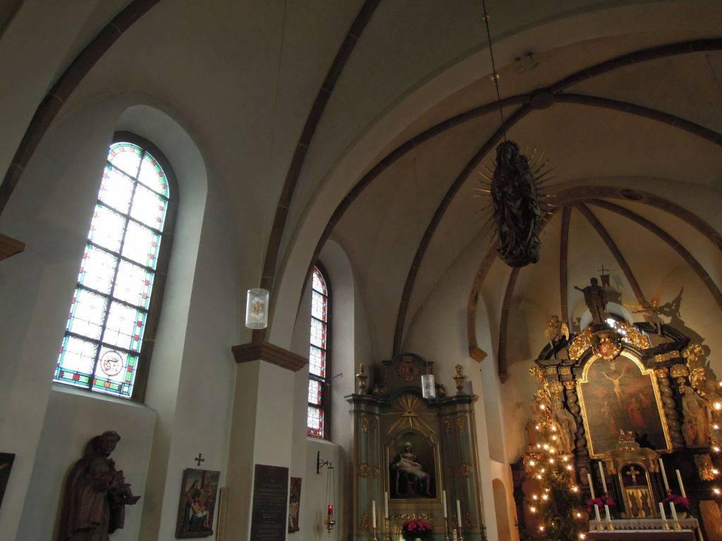 Blick auf Gewölbe und Altar St. Johannes Evangelist 