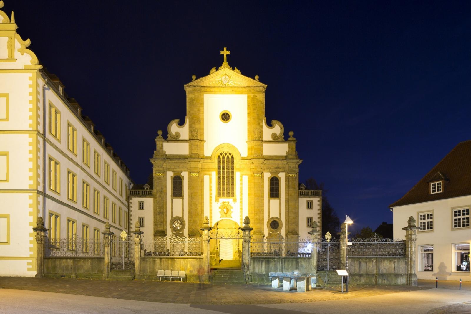 Marktkirche Paderborn erleuchtet bei Nacht