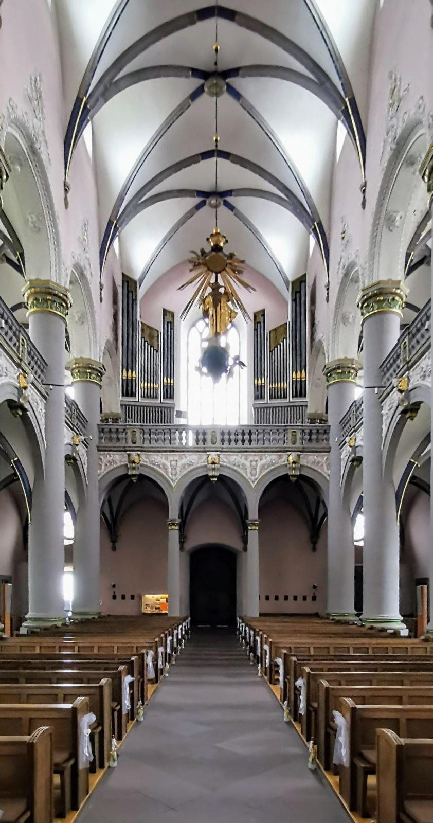 Blick durch das Kirchenschiff zum Eingang nach Norden
