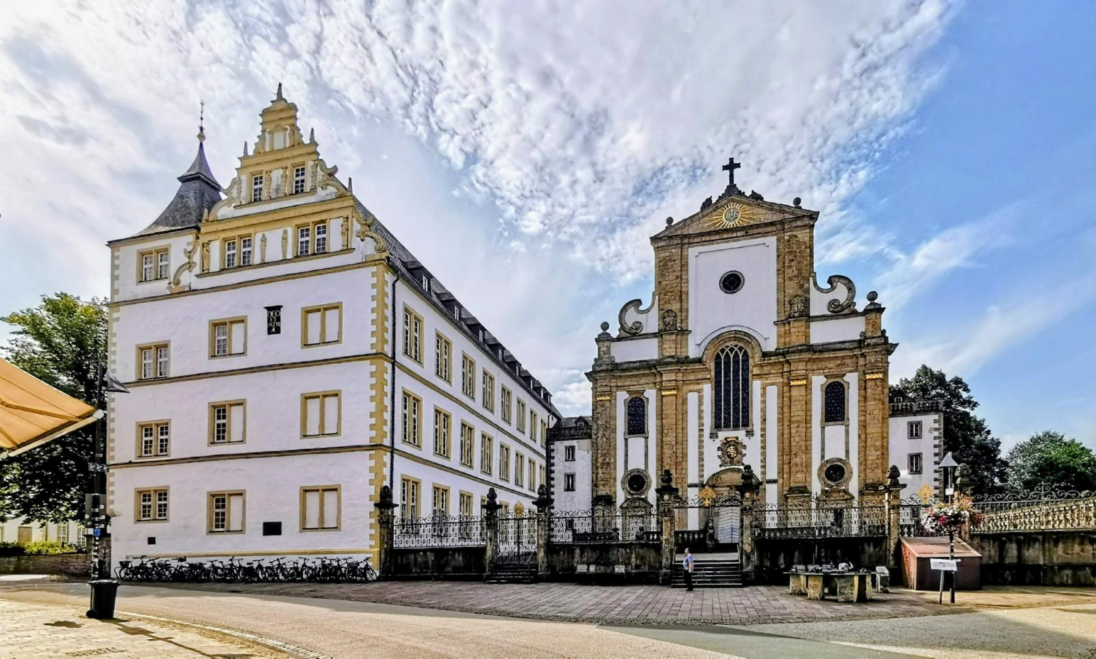 Marktkirche St. Franz Xaver neben ehemaligen Kolleggebäuden