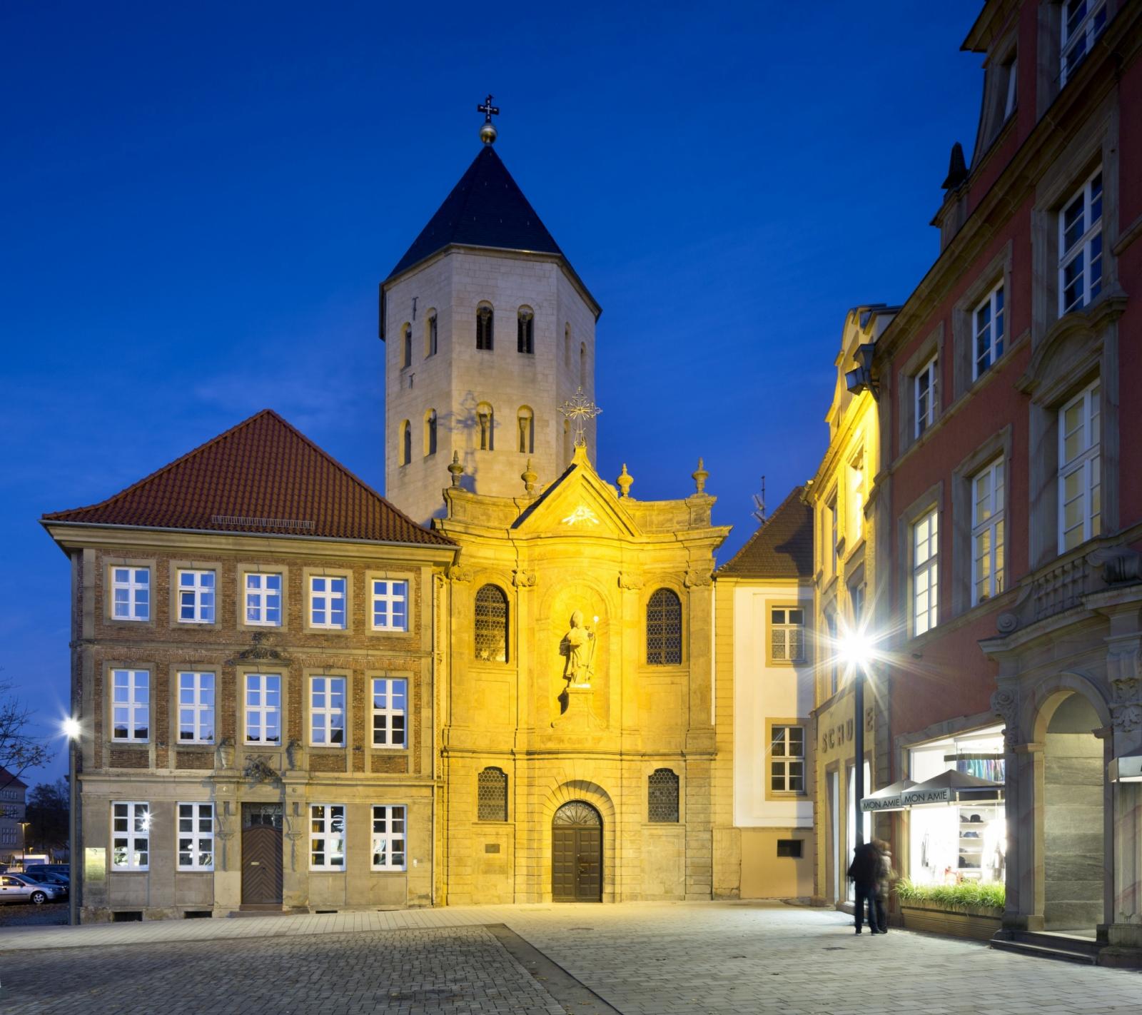 Gaukirche St. Ulrich mit erleuchteter Barockfassade