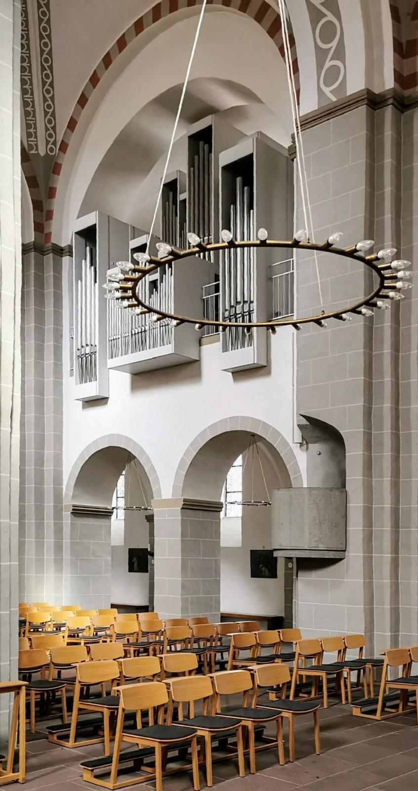 Blick auf Kanzel und Orgel in der Gaukirche St. Ulrich